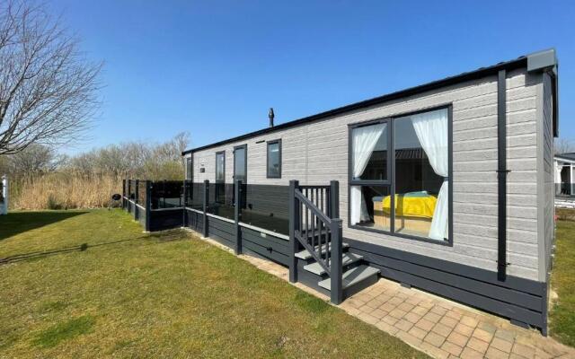 Indulgence Lakeside Lodge i3 with hot tub, private fishing peg situated at Tattershall Lakes Country Park