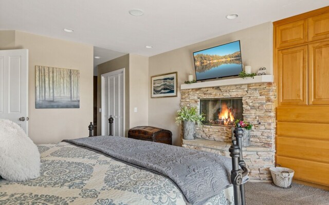 Bearfoot Lodge Near Hiking & Skiing!