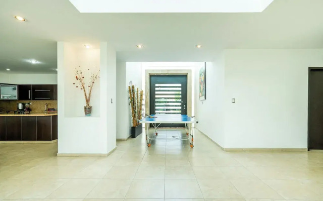 Spacious 5 Bedroom Oasis with Pool & BBQ