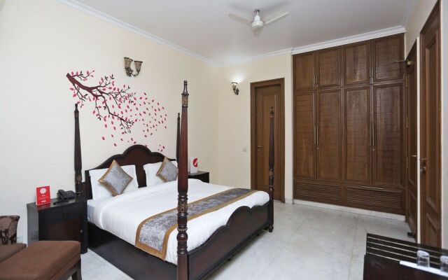 OYO 15716 The Red Orchid