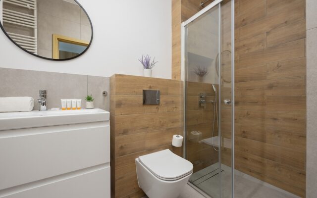 Apartment With Parking by Renters