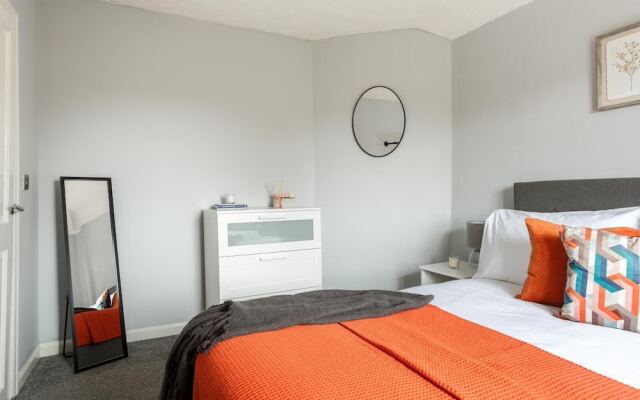 Two-bed House Sleeps 5 With Large Garden & Parking