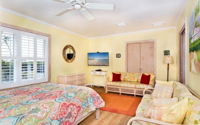 Baybarlyn 4 Bedroom Home by RedAwning