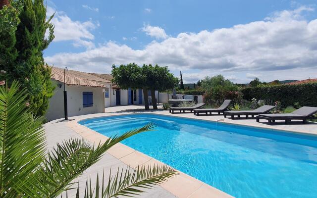 Lavish Villa in Pouzols-Minervois with Jacuzzi