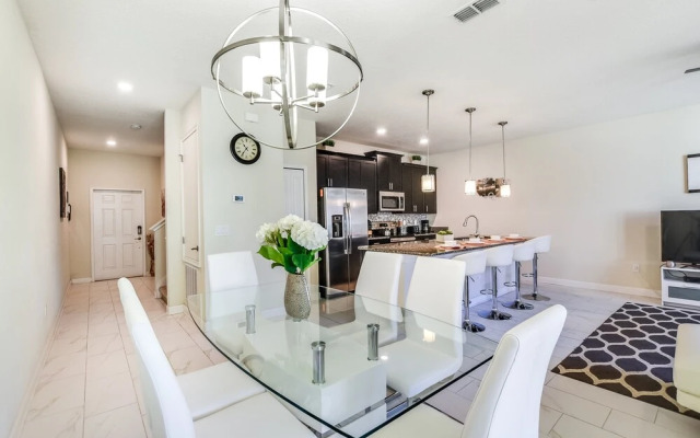 Romeo Circle Stoey Lake