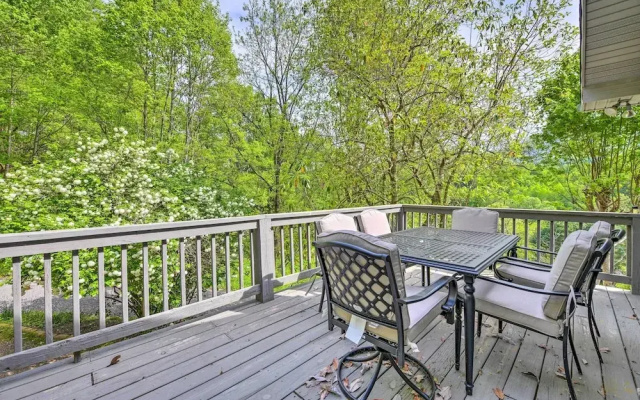 Pet-friendly Waynesville Home w/ Mountain Views!