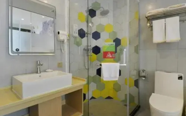 Vatica Hotel (Luotian County City Plaza)