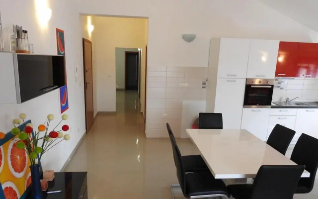 Expansive Ciovo Apartment With Sea-views, Balcony and Outdoor Dining