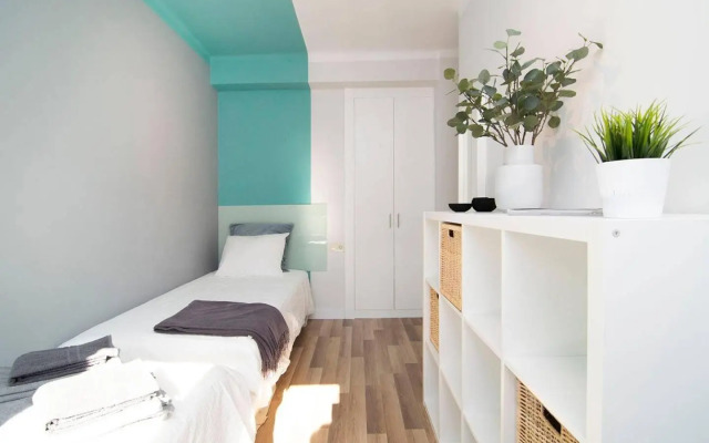 Sunny Apartment at the foot of Royal Palace by Batuecas