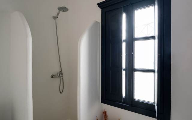 Firalia, Casa In Rock Suites