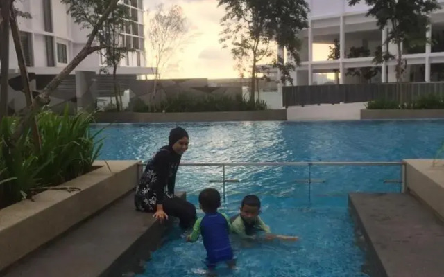 Hill 10 Residences I-City by Beestay