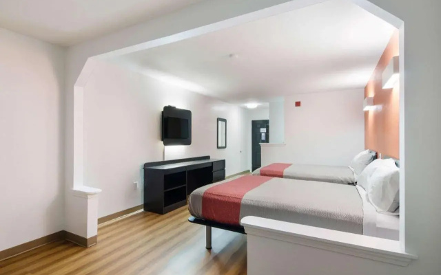 Deluxe Inn & Suites - Moss Point