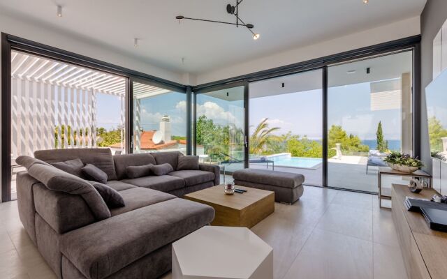 Luxury Villa Luna with Swimming Pool