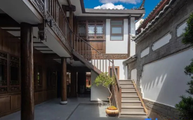 Bashilai Inn (Lijiang Ancient City Mufu Branch)