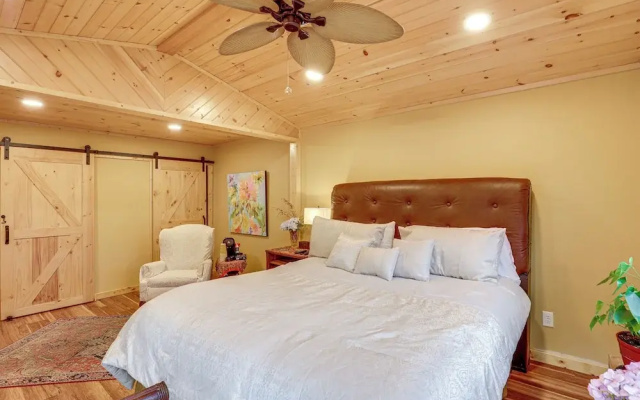 Ski Asheville! Mountain-view Hideaway w/ Deck