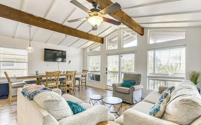 Walk to Beach: Ocean-view Home w/ Deck in Freeport