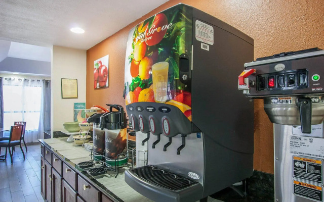 Econo Lodge Inn & Suites