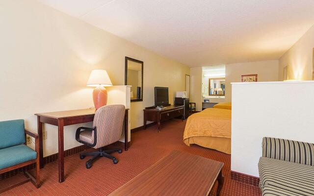 Econo Lodge Inn & Suites