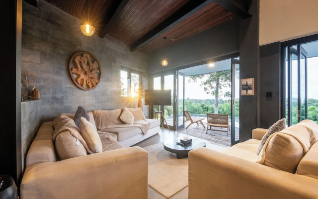 Luxurious 6BR Clifftop Villa, 5 Minutes to Bingin