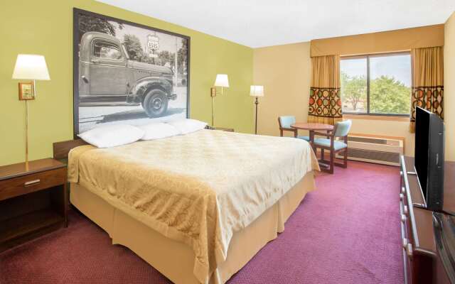 Super 8 by Wyndham Normal Bloomington