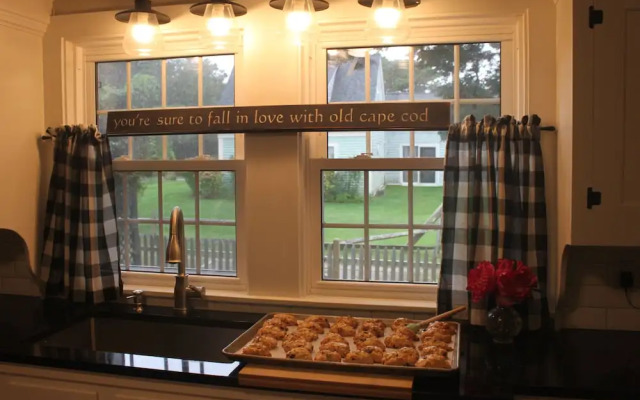 Allen Harbor Breeze Inn & Gardens