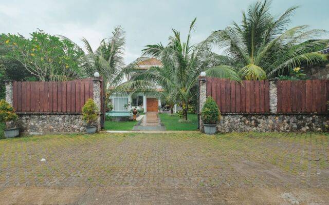 Villa Prambanan Jogja with Private Swimming Pool by Simply Homy