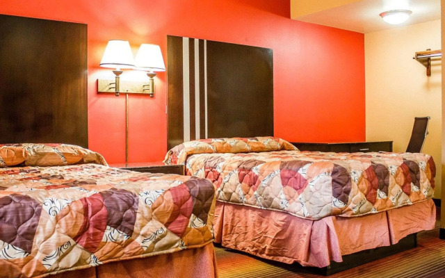 Rodeway Inn Macarthur Airport