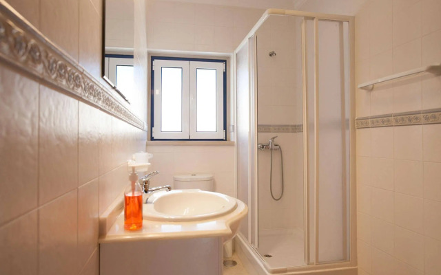 Ericeira Chill Hill Hostel & Private Rooms - Sea Food