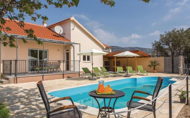 Amazing Home in Kastel Stafilic With Wifi and 3 Bedrooms