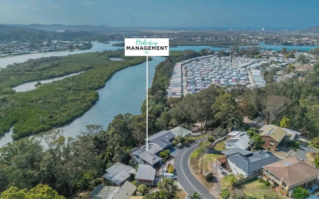 Hillcrest Retreat with River Views