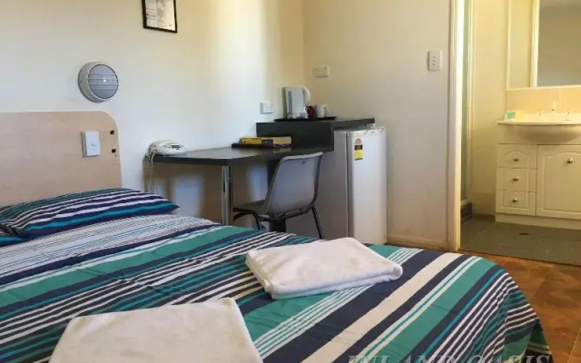 Inland Oasis Motel