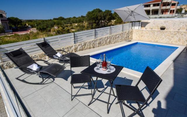 Funtastic C Apartments for 12, Private & Heated Pool