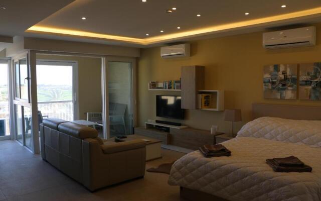 Wileg 4A Luxury Studio Apartment with Shared Swimming Pool.