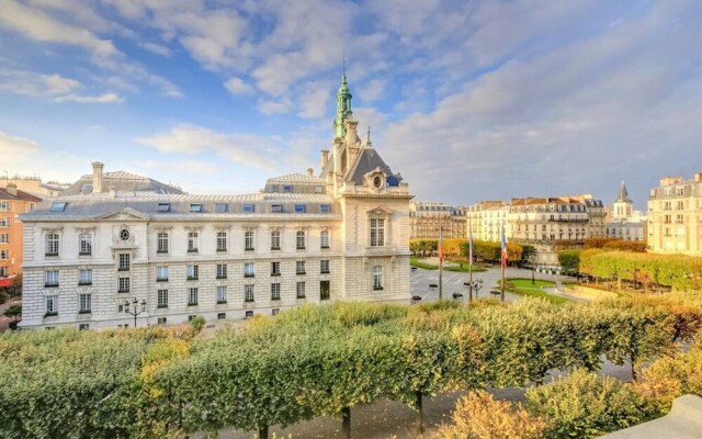 Spacious and Bright Apartment in Levallois