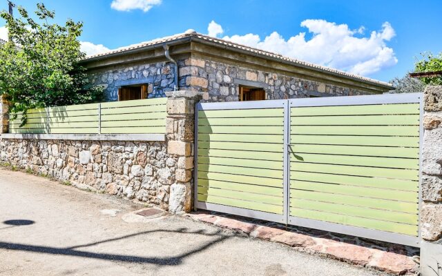 Boutique Stone Cottage With Large Terraces