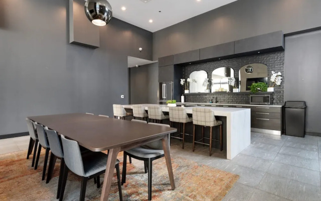 Downtown Charm 2BR Comfort Great Amenities