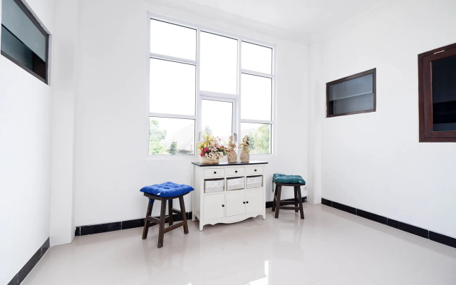 OYO 1611 Four D'home