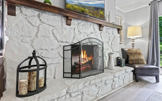 Modern 2br Condo in the Smokys!