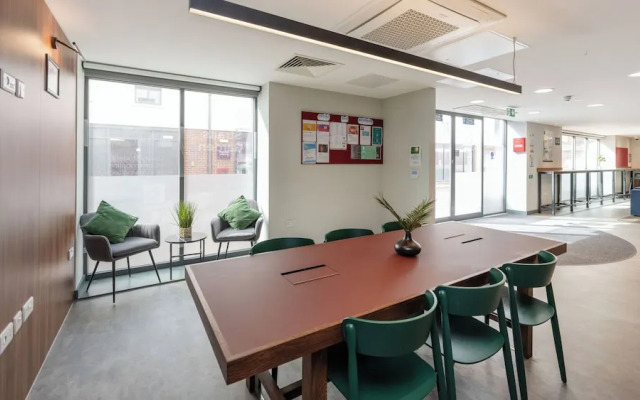 Students Only Straits Egham - 40 mins to Waterloo - Direct Bus to Heathrow