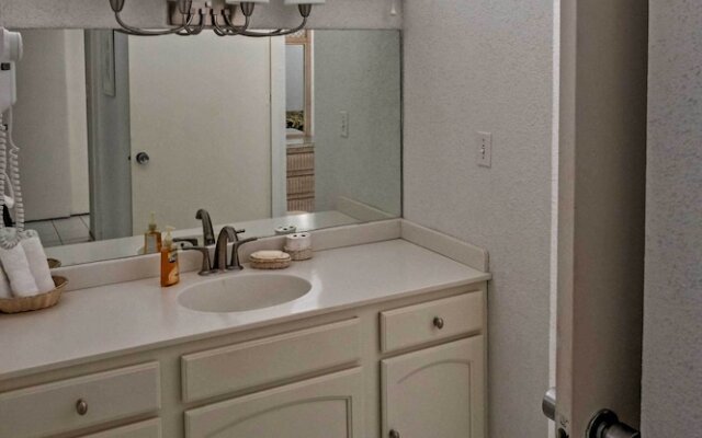 Bolongo Bay Oceanfront Condo w/ Community Pool!