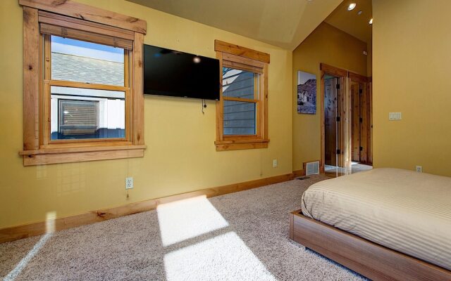 Walk to Main Street by Casago