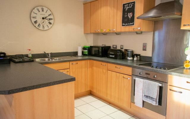 Bright 2 Bedroom Flat With Parking in Oxford