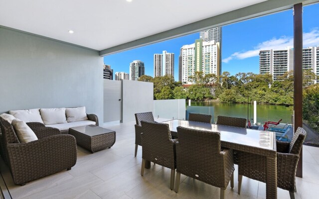 Gold Coast Private Villas - Waterfront Villas