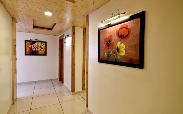 OYO 13091 Manali Grand