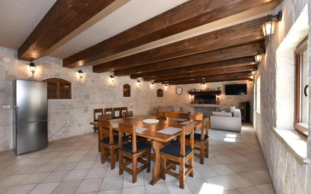 Authentic Stone House Stela & Lea