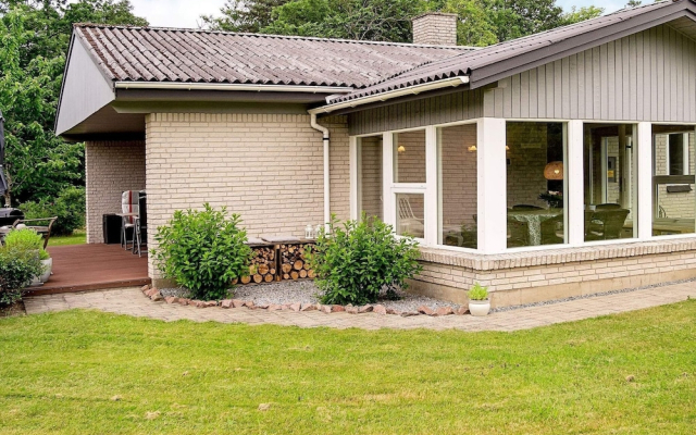 6 Person Holiday Home in Spottrup