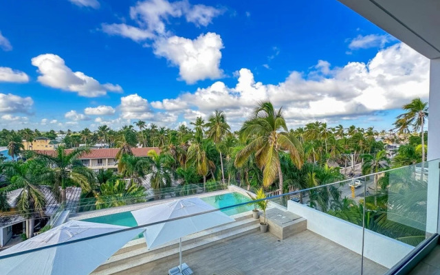 Modern Luxury Condo Close to the Beach