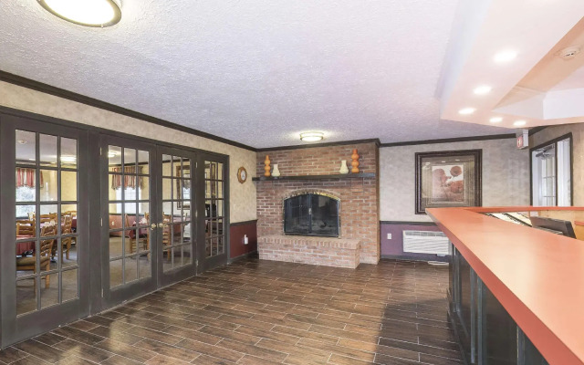 Red Roof Inn Uhrichsville