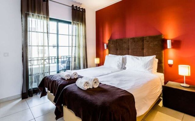 Central Albufeira 2-B Apt, Sleeps 6, Pool, Parking