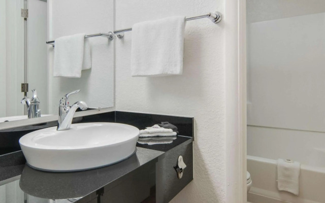 Motel 6 Addison, TX - Dallas